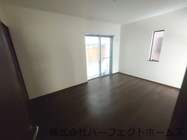 仁和寺町中古戸建の内装|明るい色調の室内です