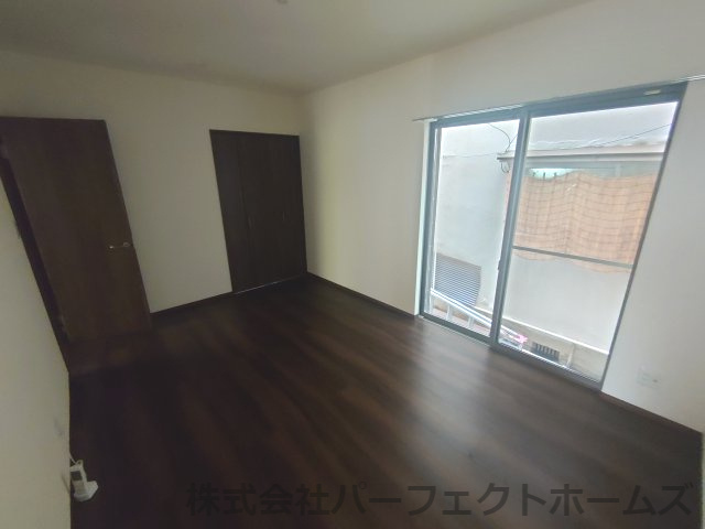 仁和寺町中古戸建の洋室|落ち着いた色調の洋室です