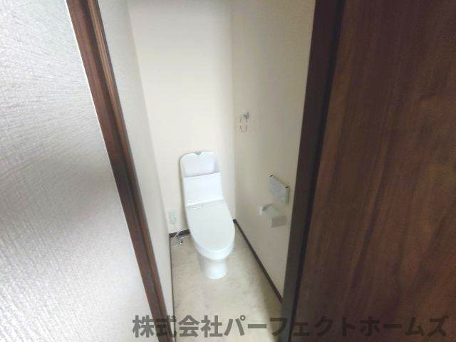 仁和寺町中古戸建のトイレ|コンパクトで使いやすいトイレです