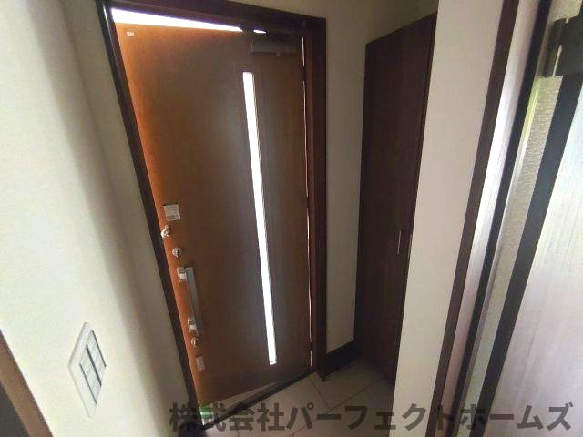 仁和寺町中古戸建の玄関|収納もある玄関です