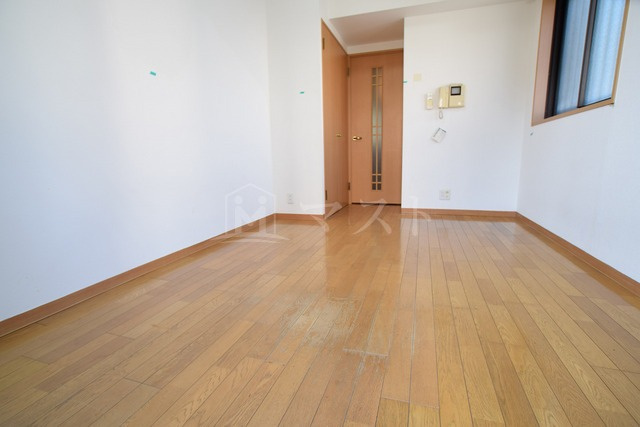 ジュネーゼ梅田北プラウディアの居間・リビング|※中部屋は小窓が無しです