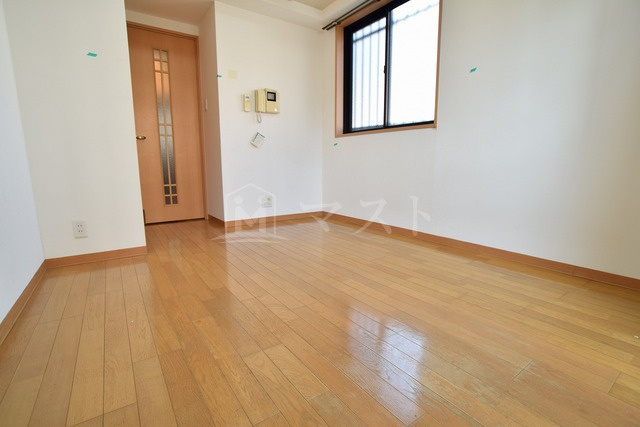 ジュネーゼ梅田北プラウディアの居間・リビング|※中部屋は小窓が無しです