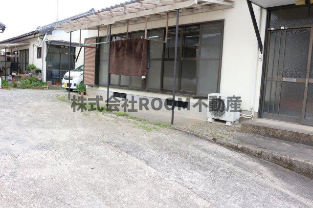 中原貸家の駐車場