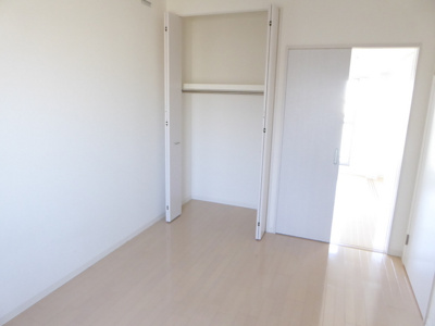 玄関側の洋室です。寝室として利用できます。