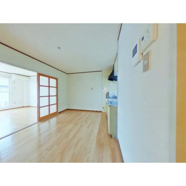 サープラス　Three　丘　E棟の居間・リビング