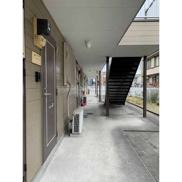 サープラス　Three　丘　E棟の玄関