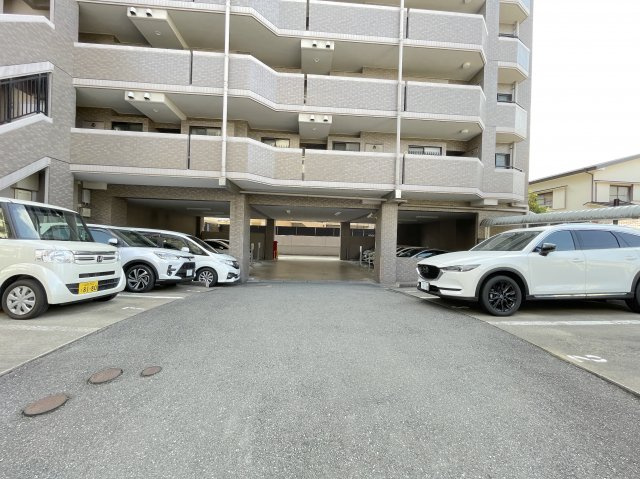 藤崎パーク・ホームズの駐車場