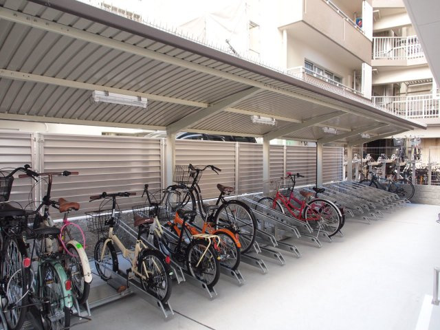 ラシュレエグゼ難波西の駐車場