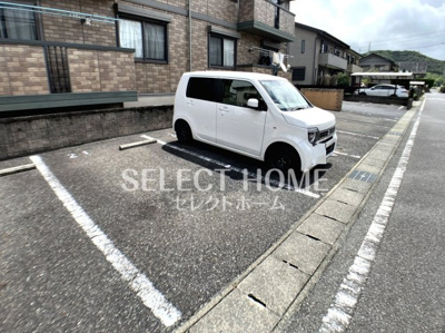 【駐車場】 | メゾン・ド・プルメリアＢ | 車をお持ちの方に嬉しい駐車場付きの物件です