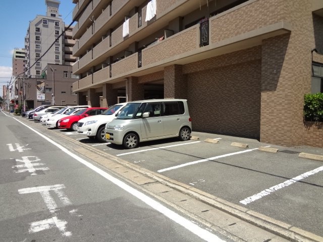 エバーライフ久留米中央【10,000円キャッシュバック対象物件】の駐車場|駐車スペースもあります