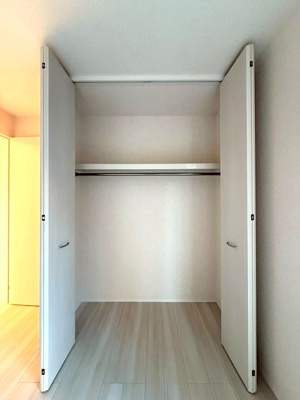 【収納】 | グランデファーレ新横浜 | 洋室6.8帖のお部屋にあるクローゼットです♪大切なお洋服もしわにならないようにハンガーがけができます☆