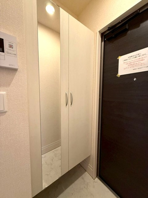 【展望】 | グランデファーレ新横浜 | 玄関から室内への景観です！玄関には全身ミラー付きでお出かけの時の身だしなみ確認もばっちり！