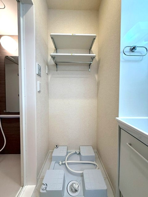 【設備】 | グランデファーレ新横浜 | 洗面所内、洗髪洗面化粧台横にある室内洗濯機置き場です♪室内に置けるので洗濯機が傷みにくい☆上部には便利な棚付きです♪