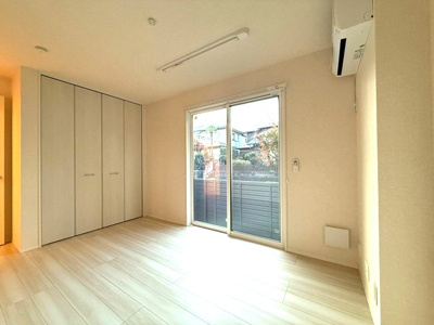 【洋室】 | グランデファーレ新横浜 | 洋室6.8帖☆テラスに繋がる角部屋です！エアコン付きで1年中快適に過ごせますね☆壁にはピクチャーレールがあり、絵や写真が飾れます☆ハンガー掛けとしても便利！