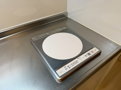 【キッチン】 | グランデファーレ新横浜 | キッチンは1口IHクッキングヒーター♪IHは火を使わないので安心なうえ、お掃除もラクラク♪