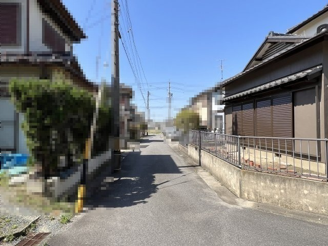 高浜市田戸町　再生住宅の前面道路含む現地写真|高浜市田戸町再生住宅前面道路写真です。南東側公道約4ｍ