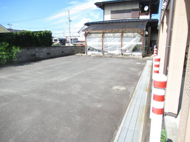 ルナハイツ東原の駐車場
