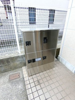 【エントランス】 | 共用エントランスには宅配BOXがあるので荷物の受け取りもスムーズに♪再配達を依頼する手間が省けます☆