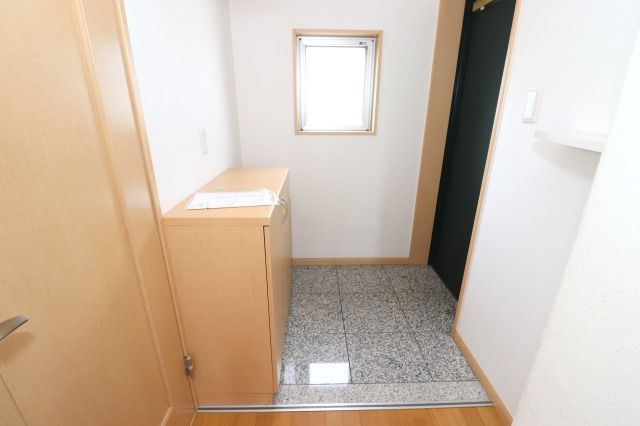 ヴィラコートSEIの玄関|収納もある玄関です