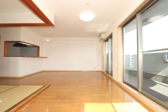 ヴィラコートSEIの居間・リビング|ゆったり過ごせる居間です