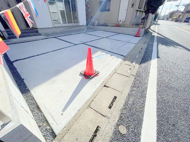 三郷市早稲田7丁目　新築戸建　全1棟の駐車場|カースペース2台・並列2台駐車可能です。