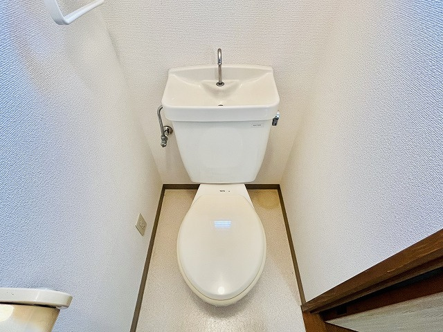 エトワール山本のトイレ|落ち着いた色調のトイレです