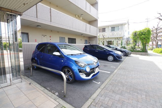 コンフォール南川の駐車場