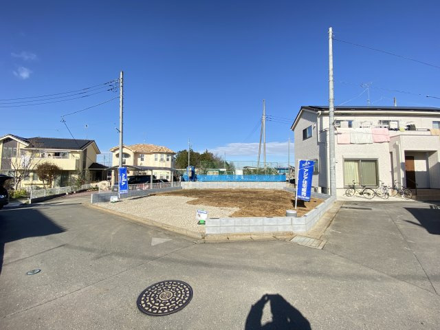 川越市下広谷16期　新築戸建の前面道路含む現地写真|角地◆南側4.2ｍ市道/東側4.0ｍ市道