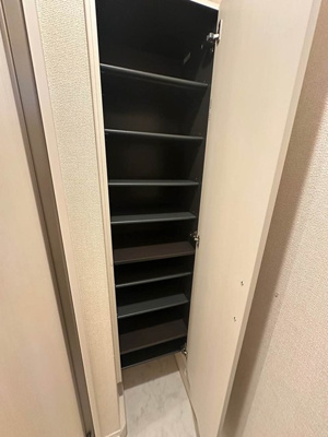 【玄関】 | グランデファーレ新横浜 | シューズボックスがあるので靴が散らからずいつでも玄関すっきり♪お客様もスムーズにお出迎えできますね♪全身ミラー付きでお出かけの時の身だしなみ確認もばっちり！
