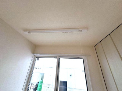 【設備】 | グランデファーレ新横浜 | 洋室7.1帖のお部屋にある室内物干しです！雨の日やお出掛け時の室内干しにとても便利☆花粉や梅雨の時期に重宝しますね♪