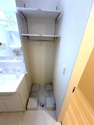 【設備】 | グランデファーレ新横浜 | 洗面所にある室内洗濯機置き場です♪防水パンが付いているので万が一の漏水にも安心です！上部には便利な収納棚付き♪