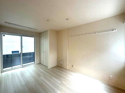 【洋室】 | グランデファーレ新横浜 | 洋室7.1帖☆テラスに繋がる角部屋二面採光のお部屋です！クローゼットがあります♪お洋服の多い方もお部屋が片付いて快適に過ごせますね♪