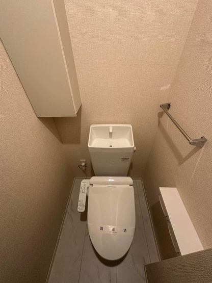 【トイレ】 | グランデファーレ新横浜 | トイレは温水洗浄便座付き♪人気のバストイレ別です♪小物を置ける便利な棚やタオルハンガーも付いています♪