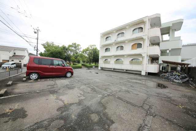 メゾンパークアベニューの駐車場