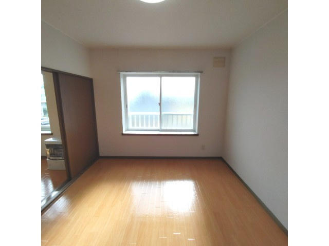 ヤマトハイツの洋室