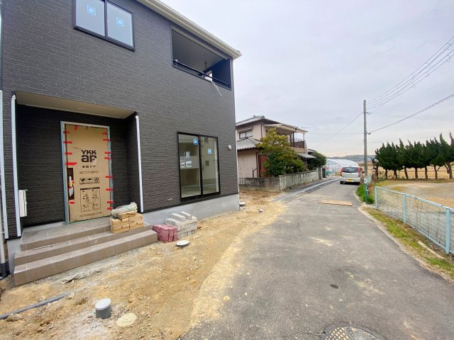 大久保町大窪　新築一戸建ての前面道路含む現地写真