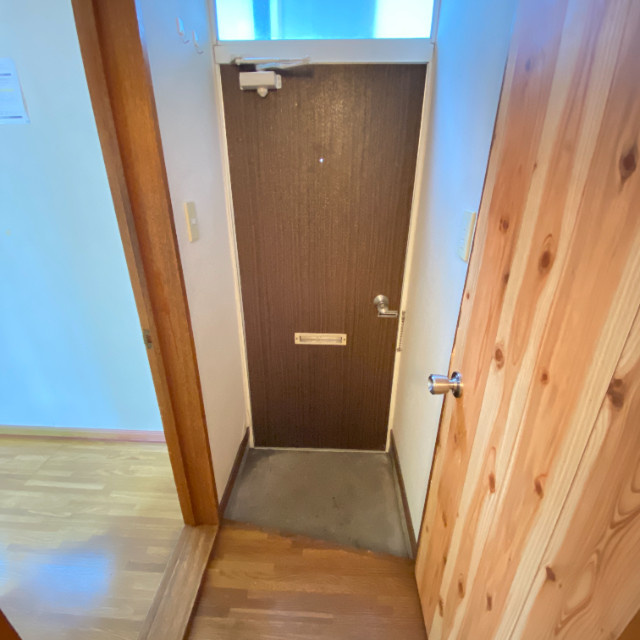 ハイツ中松の玄関