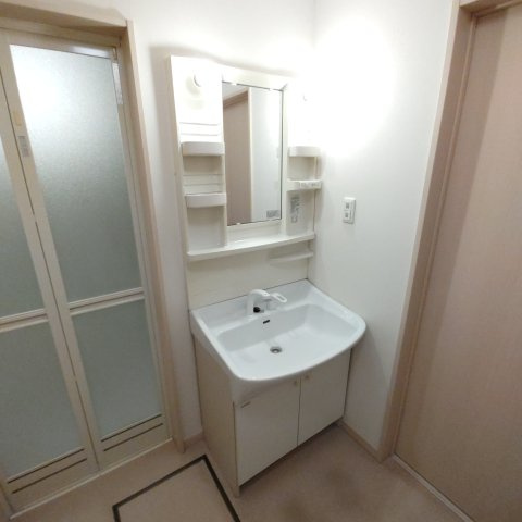 セジュール伍番館の洗面所|明るい洗面所です