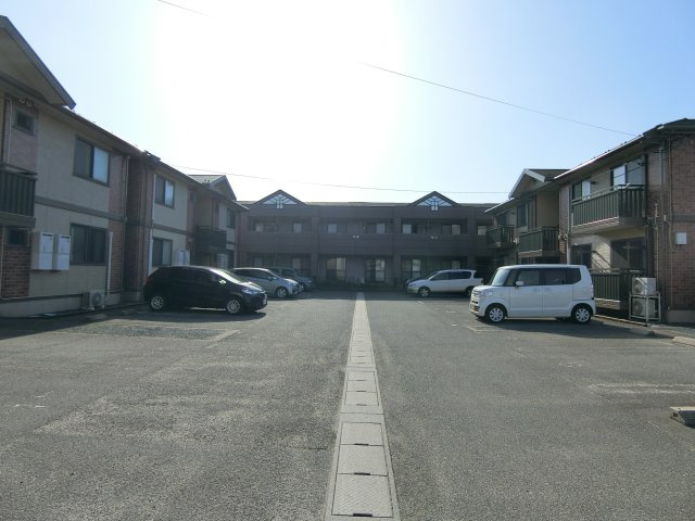 グリーンスクエアA棟の駐車場