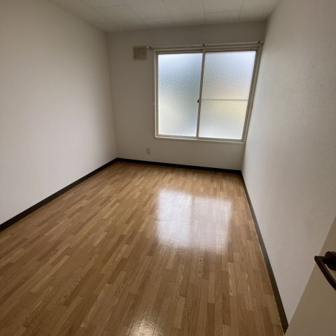 酒巻ハイツ２号棟の居間・リビング