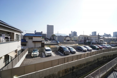 【展望】 | 中須コーポラス（リノベ済） | 【四季を感じる】
四季の移ろい・爽やかな青空や風を感じられ
自然を愉しめるパノラマビュー。
毎日の暮らしに余裕を感じさせてくれる、
遮る物の無い開放的な眺望を是非、ご堪能ください。