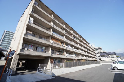 【外観】 | 中須コーポラス（リノベ済） | 【資料には掲載していない情報】
物件の陽当りや通風・仕様設備やお部屋の大きさの比較、
近隣・周辺環境や街並みなど、資料には掲載していない情報が
現地にはたくさんあります。是非ご確認ください。
