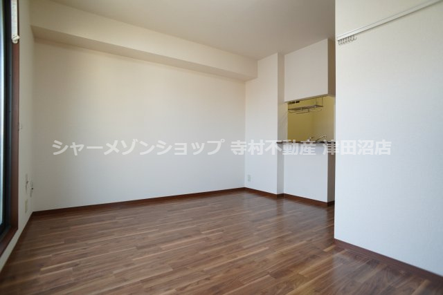 フラットフィールドの洋室