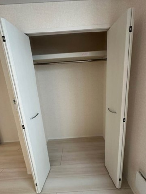 【収納】 | グランデファーレ新横浜 | 洋室7帖のお部屋にあるクローゼットです♪お洋服もしわにならず、キレイに収納できます☆