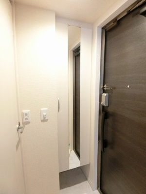 【玄関】 | グランデファーレ新横浜 | 玄関には全身ミラー付きでお出かけの時の身だしなみ確認もばっちり！
