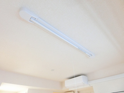 【設備】 | グランデファーレ新横浜 | 洋室7帖のお部屋にある室内物干しです！雨の日やお出掛け時の室内干しにとても便利☆花粉や梅雨の時期に重宝しますね♪