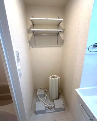 【設備】 | グランデファーレ新横浜 | 洗面所にある室内洗濯機置き場です♪上部には便利な収納棚付き♪防水パンが付いているので万が一の漏水にも安心です！
