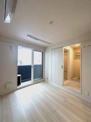 【洋室】 | グランデファーレ新横浜 | 洋室7帖☆バルコニーに繋がる角部屋のお部屋です！エアコン付きで1年中快適に過ごせますね☆