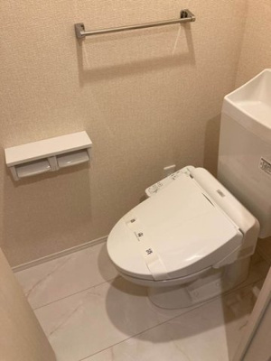 【トイレ】 | グランデファーレ新横浜 | トイレは温水洗浄便座付き♪人気のバストイレ別です♪横にはタオルを掛けられるハンガーもあります♪