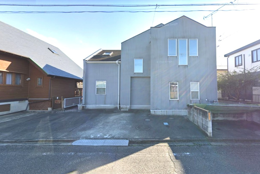 高崎市南陽台1丁目　中古1090の外観|隣地との距離も保ちながらも綺麗な街並みに溶け込みました！ 駐車スペースやお庭も十分に確保しています！